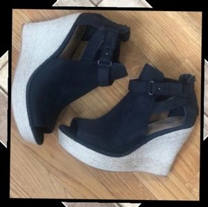 EUC  UGG WEDGE BLACK SANDALS